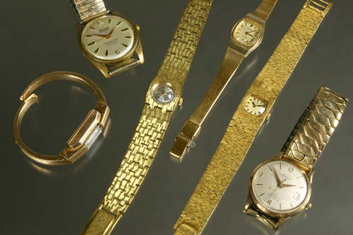 An Accurist gentleman’s yellow metal wristwatch with date the 21 jewel lever movement with silver