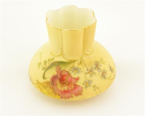 A ROYAL WORCESTER VASE PRINTED AND PAINTED WITH FLOWERS ON AN APRICOT GROUND AND GILT