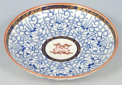 18th century Worcester circular dish, &quot;Royal Lily&quot; pattern, open crescent mark.