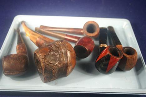 Tobacco smoking pipes: four French pipes, a Nobby pipe and an extra large  briar pipe with