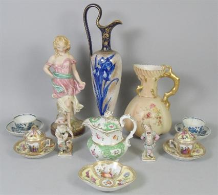 A near pair of Caughley Salopian blue and white teabowls with saucers, together with a Royal Worcester bluish ivory ewer with