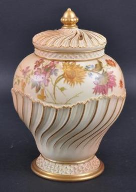 AN EARLY 20TH CENTURY ROYAL WORCESTER POT POURRI VASE AND COVER the body of spirally moulded form, painted with flowers upon 