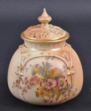 AN EARLY 20TH CENTURY ROYAL WORCESTER BLUSH IVORY POT POURRI VASE AND COVER painted with flowers. C1917. Good condition. 4.75