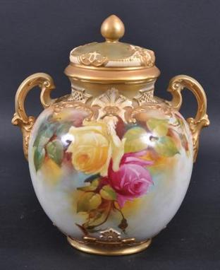 A FINE EARLY 20TH CENTURY ROYAL WORCESTER TWIN HANDLED VASE AND COVER painted in the Hadley&#8217;s style by Bray, depicting 