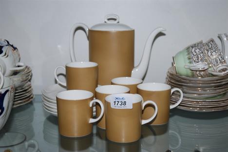 A Wedgwood 'Amber' Susie Cooper design part Coffee set incl. six coffee cans and saucers and a coffee pot.
