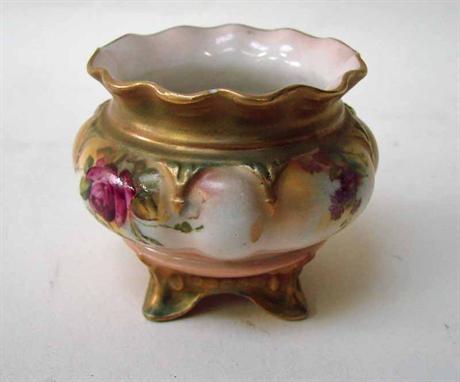 A Royal Worcester small vase, of lobed circular form, polychrome-decorated and gilt with roses, date-coded for 1910, 5cm high