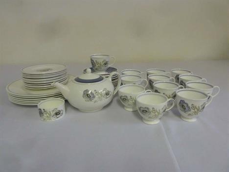  Wedgwood Susie Cooper design part dinner service to include plates, teapot, sugar bowl, cups and saucers  (44) 